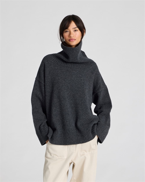 GAI+LISVA VITA LAMMSVOLLSJUMPER MÖRKGRÅ